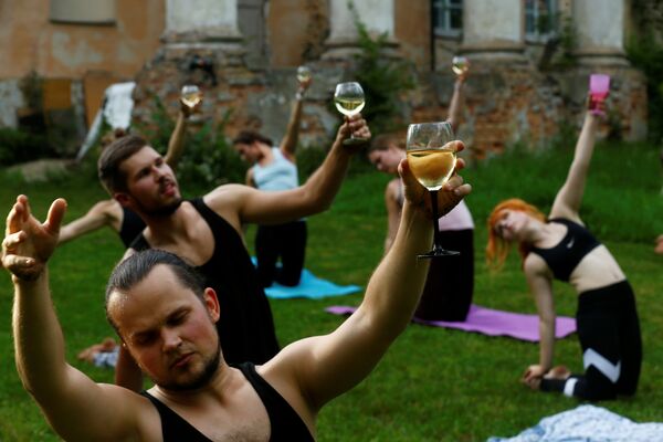 Vīna joga Bišumuižā - Sputnik Latvija
