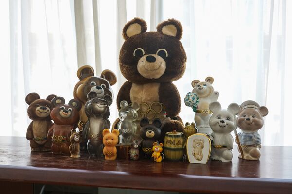 В Доме Москвы в Риге расположилась самая большая частная коллекция олимпийских мишек В Доме Москвы в Риге расположилась самая большая частная коллекция олимпийских мишек - Sputnik Латвия