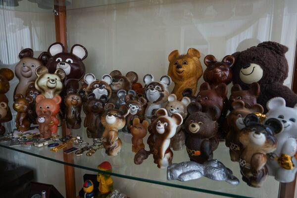 В Доме Москвы в Риге расположилась самая большая частная коллекция олимпийских мишек В Доме Москвы в Риге расположилась самая большая частная коллекция олимпийских мишек - Sputnik Латвия
