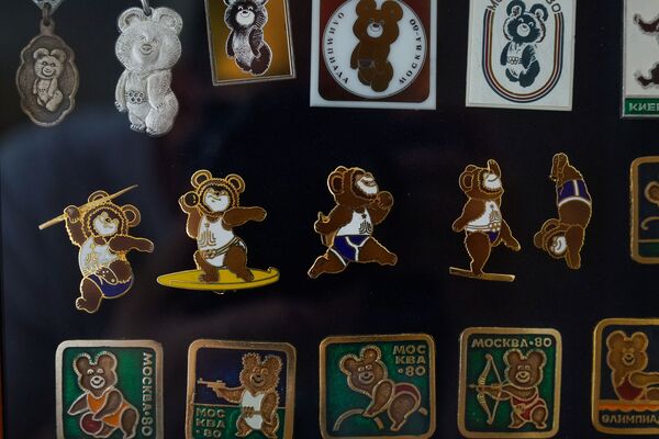 В Доме Москвы в Риге расположилась самая большая частная коллекция олимпийских мишек В Доме Москвы в Риге расположилась самая большая частная коллекция олимпийских мишек - Sputnik Латвия