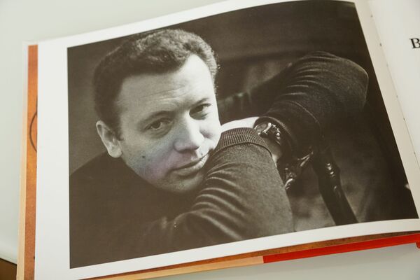 В Доме Москвы в Риге расположилась самая большая частная коллекция олимпийских мишек В Доме Москвы в Риге расположилась самая большая частная коллекция олимпийских мишек - Sputnik Латвия