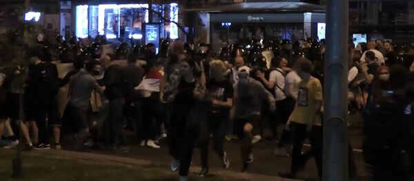 Неспокойная ночь: как выглядели улицы Минска во время протестов Неспокойная ночь: как выглядели улицы Минска во время протестов - Sputnik Latvija