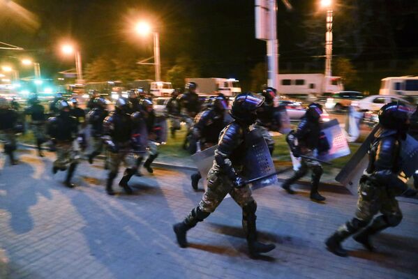 Полиция во время протестов в Минске после президентских выборов - Sputnik Латвия