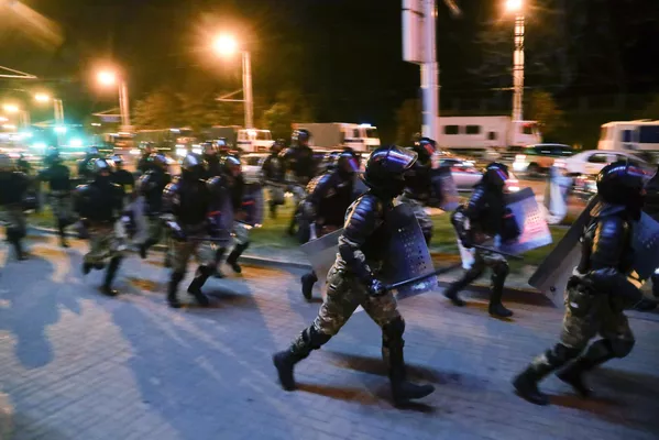 Полиция во время протестов в Минске после президентских выборов Полиция во время протестов в Минске после президентских выборов - Sputnik Латвия