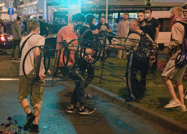 Участники акции протеста на одной из улиц в Минске Участники акции протеста на одной из улиц в Минске - Sputnik Латвия