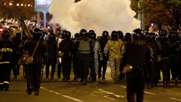 Сотрудники правоохранительных органов во время акции протеста в Минске - Sputnik Латвия