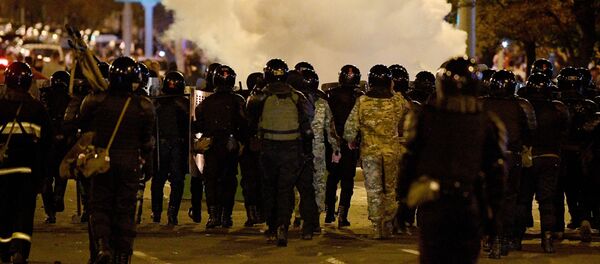 Сотрудники правоохранительных органов во время акции протеста в Минске Сотрудники правоохранительных органов во время акции протеста в Минске - Sputnik Latvija