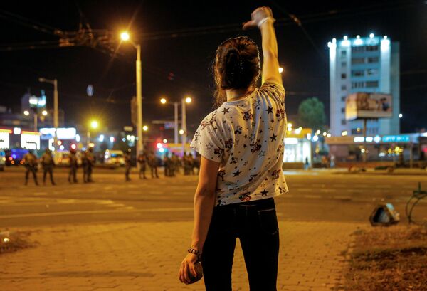 Девушка во время протестов в Минске после президентских выборов - Sputnik Латвия