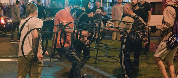 Участники акции протеста на одной из улиц в Минске - Sputnik Латвия