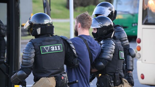 Сотрудники правоохранительных органов задерживают участников акции протеста в Минске. - Sputnik Latvija