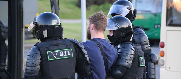 Сотрудники правоохранительных органов задерживают участников акции протеста в Минске. - Sputnik Латвия