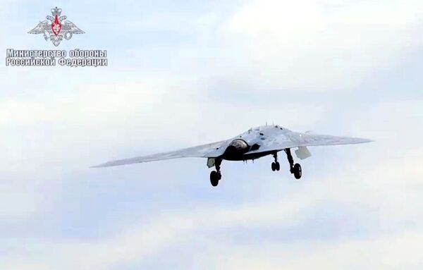 Русское оружие: первый серийный Су-57 и ведомый Охотник - Sputnik Латвия