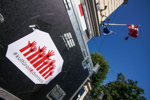 Митинг невидимок у кабмина прошел громко, но интеллигентно - Sputnik Латвия