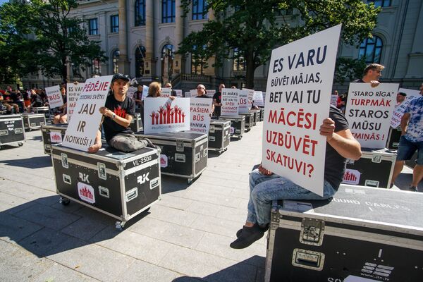 Митинг невидимок у кабмина прошел громко, но интеллигентно - Sputnik Латвия