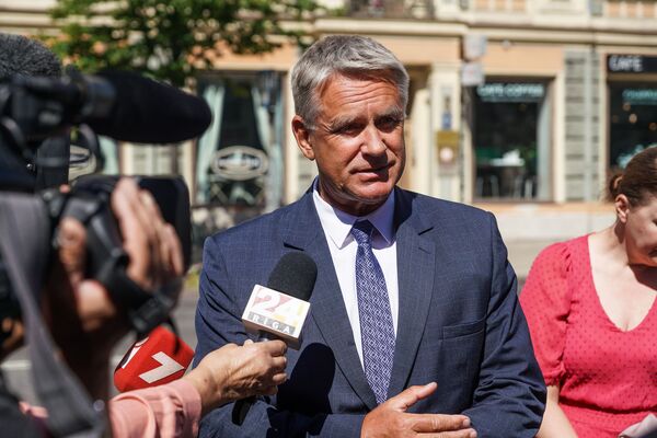 Митинг невидимок у кабмина прошел громко, но интеллигентно - Sputnik Латвия