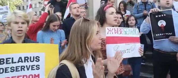 Сотни латвийцев вышли к посольству Беларуси в Риге - Sputnik Латвия