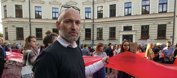 Митинг у посольства Беларуссии в Риге против признания результатов выборов президента. Даниэль Павлютс - Sputnik Латвия