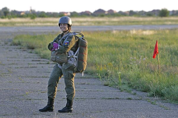 Будущие летчицы совершили практическое десантирование с вертолета Ми-8 с высоты более 800 метров - Sputnik Латвия