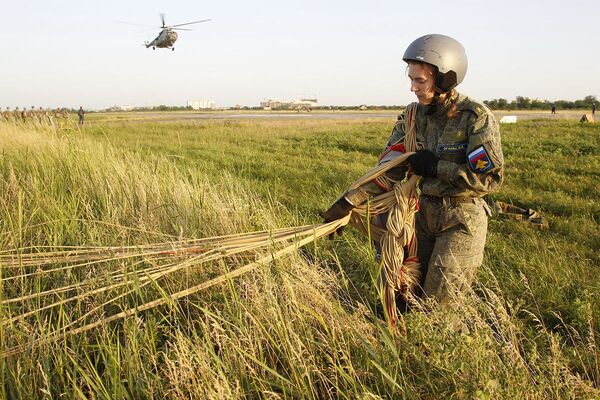 Будущие летчицы совершили практическое десантирование с вертолета Ми-8 с высоты более 800 метров - Sputnik Латвия