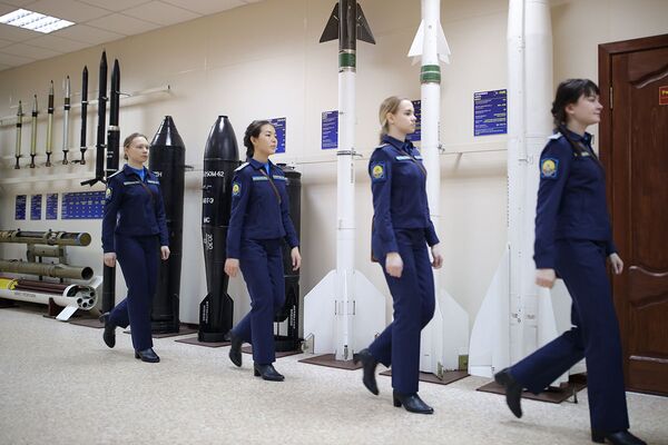 Будущие военные летчицы приступили к тренажерной подготовке в Краснодарском училище ВКС - Sputnik Латвия