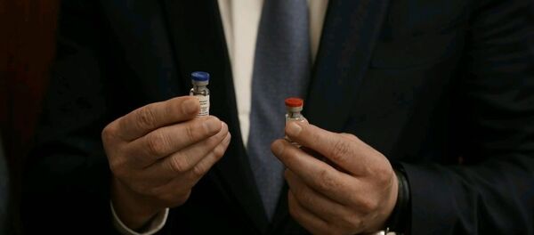 Krievija pirmā pasaulē piereģistrēja vakcīnu pret koronavīrusu Krievija pirmā pasaulē piereģistrēja vakcīnu pret koronavīrusu - Sputnik Latvija