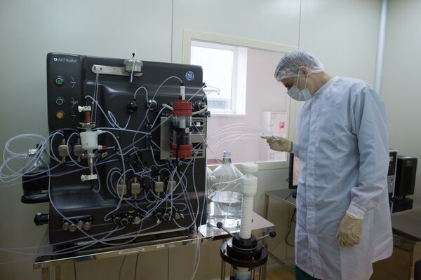 Производство вакцины от COVID-19 на фармацевтическом заводе Биннофарм - Sputnik Латвия