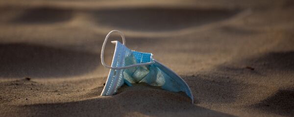 Медицинская маска, забытая на пляже - Sputnik Latvija