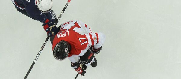 Игрок сборной Канады Джей-Си Липон (№ 17) и вратарь сборной США Джон Гибсон (№ 35) в полуфинальном матче молодежного чемпионата мира Игрок сборной Канады Джей-Си Липон (№ 17) и вратарь сборной США Джон Гибсон (№ 35) в полуфинальном матче молодежного чемпионата мира - Sputnik Латвия