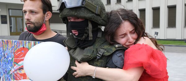Участники акции протеста и военнослужащий в Минске. - Sputnik Латвия