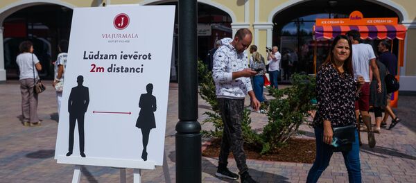 Напоминание о необходимости соблюдать социальную дистанцию в Via Jurmala Outlet Village Напоминание о необходимости соблюдать социальную дистанцию в Via Jurmala Outlet Village - Sputnik Latvija