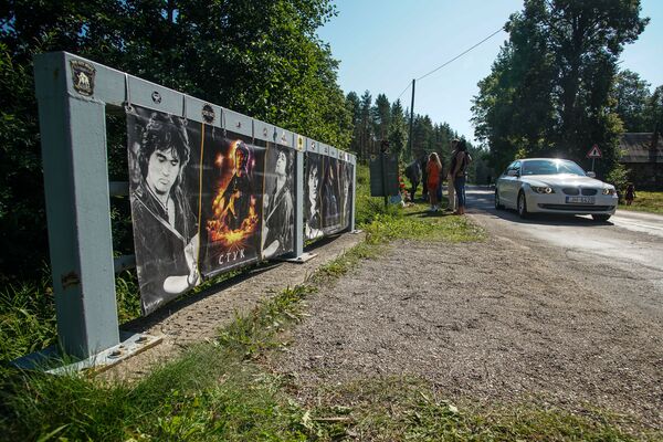 Поклонники музыканта приходят на место трагедии, чтобы почтить его память  - Sputnik Латвия