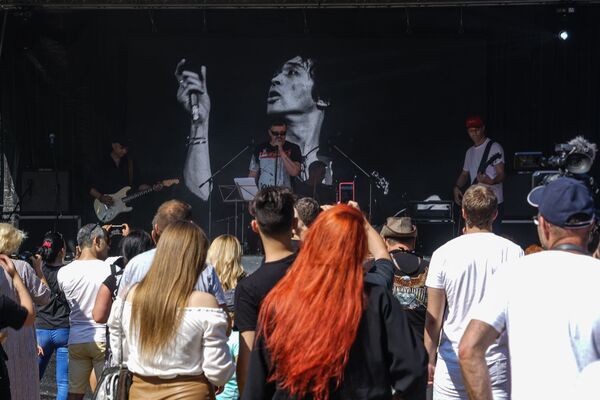 День бессмертия: На самом деле Цой жив! День бессмертия: На самом деле Цой жив! - Sputnik Латвия