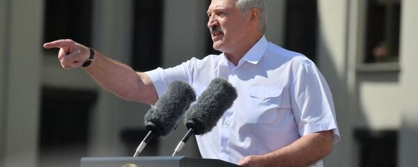 Александр Лукашенко выступает перед сторонниками на площади Независимости Александр Лукашенко выступает перед сторонниками на площади Независимости - Sputnik Latvija