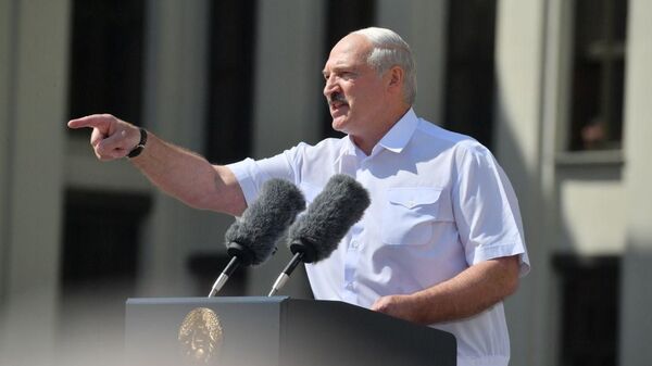 Александр Лукашенко выступает перед сторонниками на площади Независимости - Sputnik Latvija