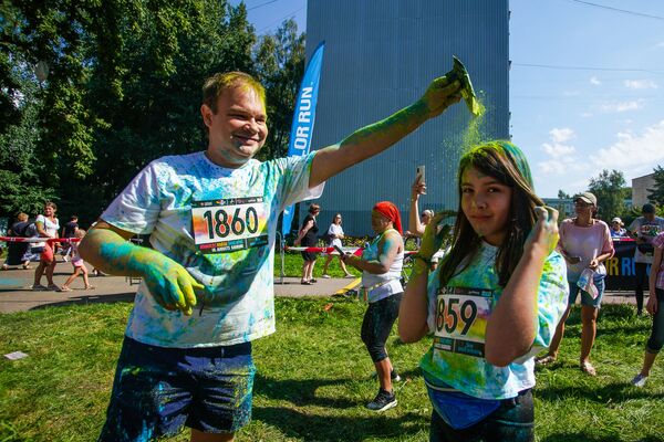 Цветная волна захлестнула Юрмалу: как прошел забег The Color Run - Sputnik Латвия