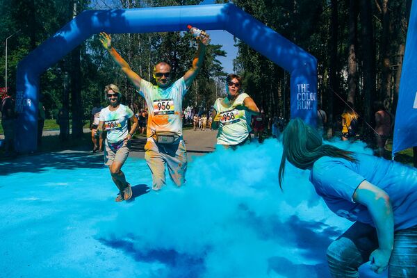 Цветная волна захлестнула Юрмалу: как прошел забег The Color Run - Sputnik Латвия