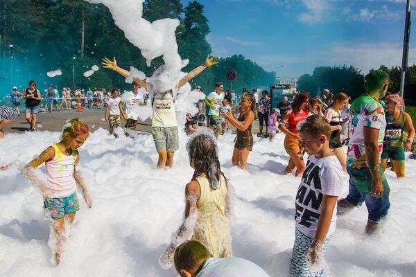 Цветная волна захлестнула Юрмалу: как прошел забег The Color Run - Sputnik Латвия