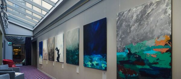 Выставка атмосферных полотен «Ничто» Лауры Вели проходит в холле отеля – стать ее посетителем может каждый желающий Выставка атмосферных полотен «Ничто» Лауры Вели проходит в холле отеля – стать ее посетителем может каждый желающий - Sputnik Латвия