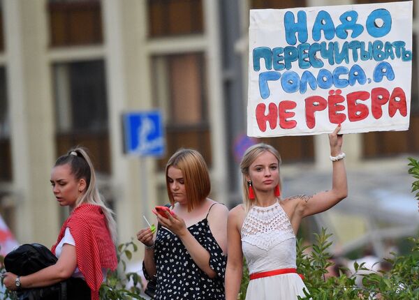 Участники акции протеста на площади Независимости в Минске - Sputnik Латвия