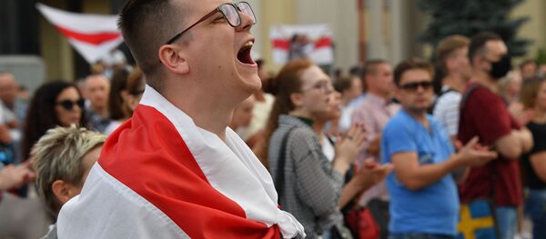 Участники акции протеста на площади Независимости в Минске Участники акции протеста на площади Независимости в Минске - Sputnik Latvija