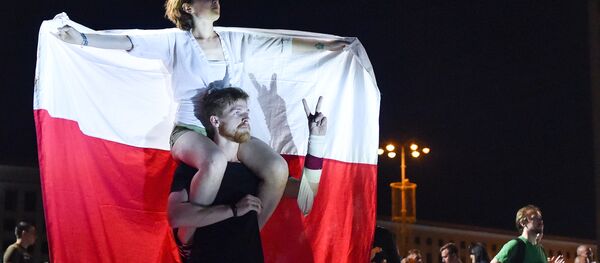 Участники акции протеста на площади Независимости в Минске Участники акции протеста на площади Независимости в Минске - Sputnik Latvija
