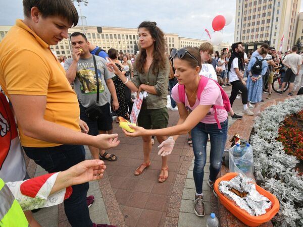 Участники акции протеста на площади Независимости в Минске - Sputnik Латвия