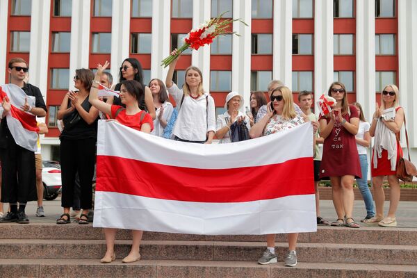 Участники акции протеста перед Министерством иностранных дел в Минске - Sputnik Латвия