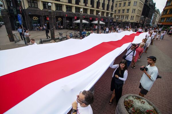 Латвия и Беларусь: в центре Риги сотни людей выстроились в Балтийский путь - Sputnik Латвия