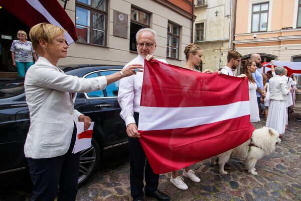 Латвия и Беларусь: в центре Риги сотни людей выстроились в Балтийский путь - Sputnik Латвия