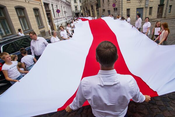 Латвия и Беларусь: в центре Риги сотни людей выстроились в Балтийский путь - Sputnik Латвия