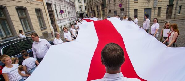 Участники акции памяти Балтийского пути и в поддержку народа Беларуси в Риге - Sputnik Латвия