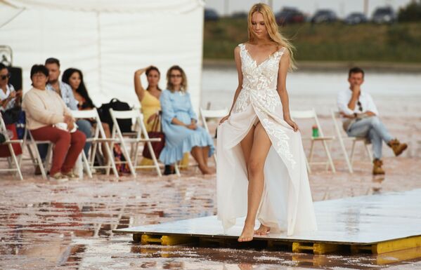 Модель демонстрирует одежду из новой коллекции бренда Dress Dreams на озере Сасык-Сиваш под Евпаторией - Sputnik Латвия