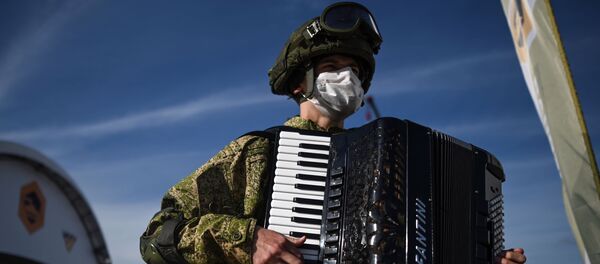 Военнослужащий с аккордеоном на выставке вооружений Международного военно-технического форума (МВТФ) Армия-2020 в военно-патриотическом парке Патриот. Военнослужащий с аккордеоном на выставке вооружений Международного военно-технического форума (МВТФ) Армия-2020 в военно-патриотическом парке Патриот. - Sputnik Латвия