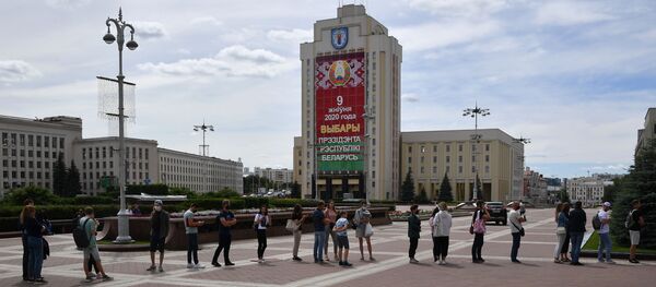 Возле ЦИК Белоруссии выстроилась очередь граждан для подачи обращений Возле ЦИК Белоруссии выстроилась очередь граждан для подачи обращений - Sputnik Latvija